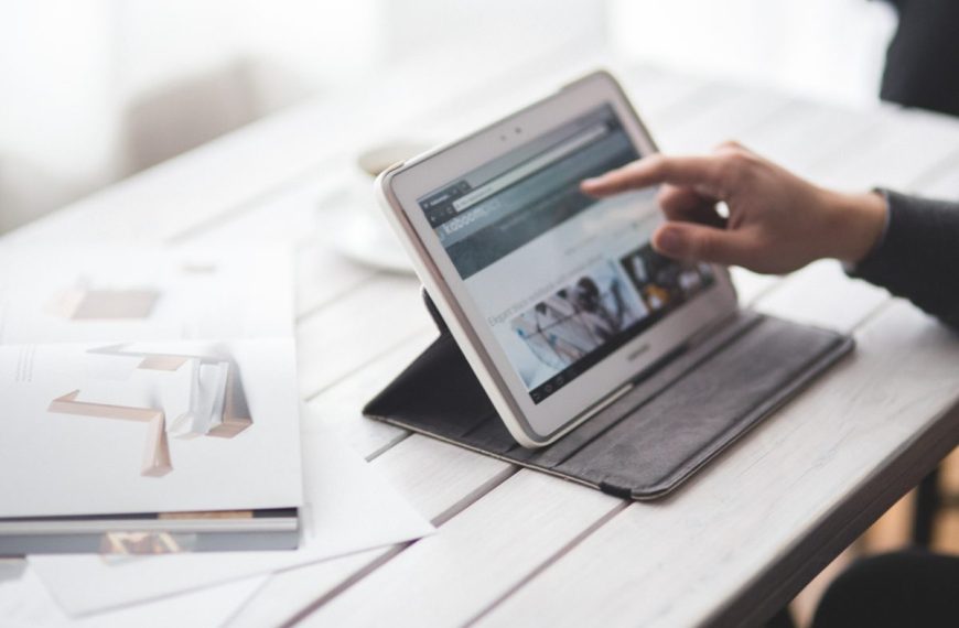 homme-travaillant-sur-tablette